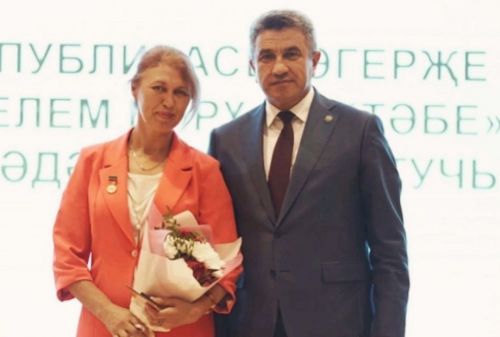Кадыбаш мәктәбенең укытучысы Рәсүлева Эльмира «Телләрне, мәдәниятләрне, традицияләрне саклау һәм үстерү өчен» күкрәк билгесе белән бүләкләнде