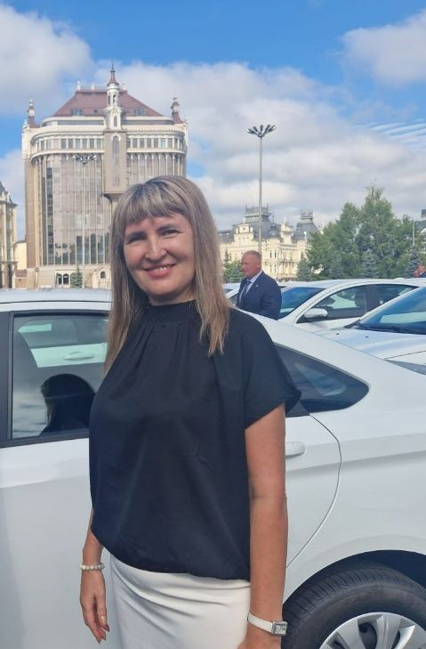 Рөстәм Миңнеханов район Мәгариф идарәсенә яңа машина тапшырды