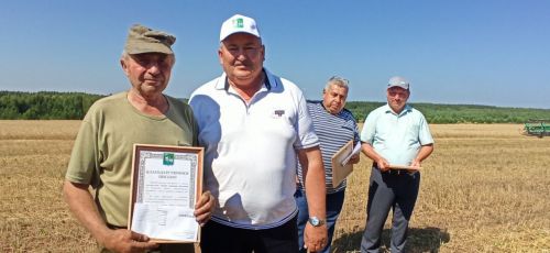 Азево кырларында эшләуче иң алдынгы комбайнчыларны бүләкләделәр