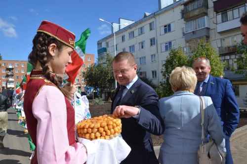 В День республики в Агрызе открыли дворовую площадку в рамках программы «Наш двор»