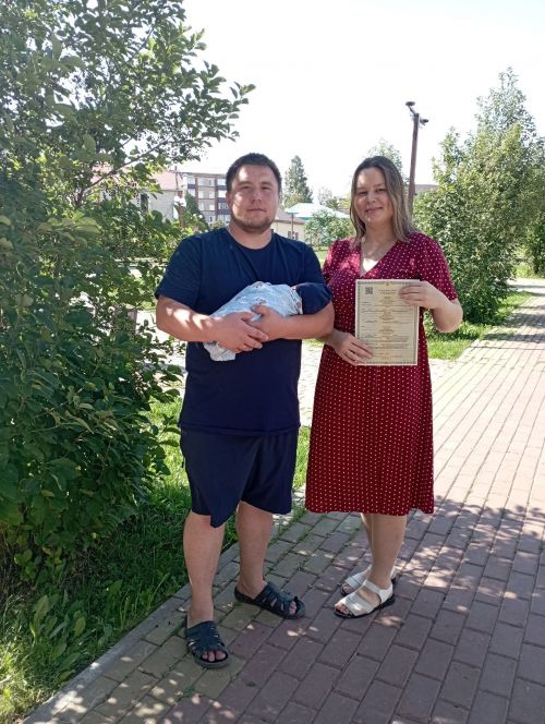 В отделе ЗАГС состоялась торжественная регистрация рождения 100-го ребенка
