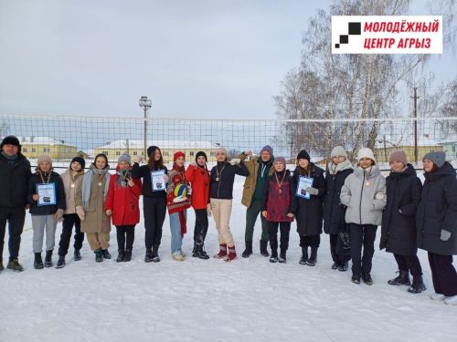 В Агрызе прошел зимний турнир по волейболу в варежках
