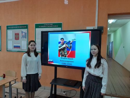В Бимской школе открыли «Парту Героя» выпускнику Юрию Япарову