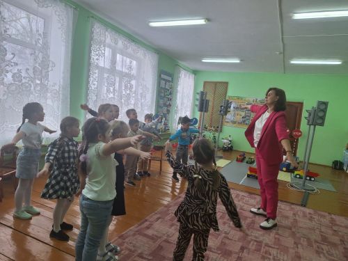 В детском саду «Теремок» малышам напомнили о правилах дорожного движения