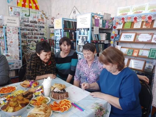 Иж - Бубый авылы китапханәсендә  «Язлар яши сезнең күңелдә» исемле кичә үткәрелде