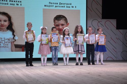 На сцене районного Дворца культуры чествовали лучших учащихся района