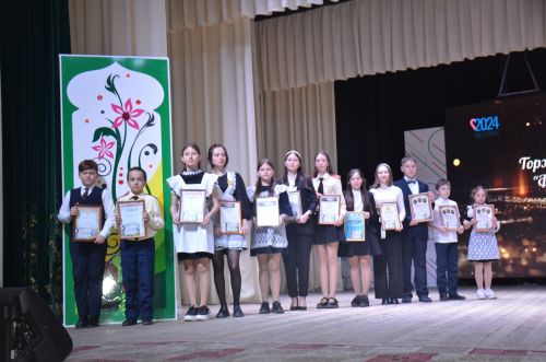 На сцене районного Дворца культуры чествовали лучших учащихся района