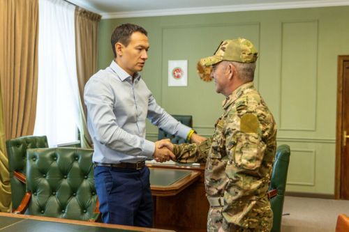 Глава поселения РТ, который находится в зоне СВО, получил в подарок портрет от школьников