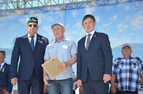 На агрызском Сабантуе чествовали передовиков сельского хозяйства и батыров полей (ФОТО)