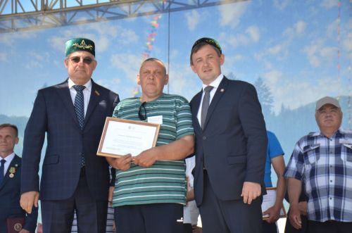 На агрызском Сабантуе чествовали передовиков сельского хозяйства и батыров полей (ФОТО)