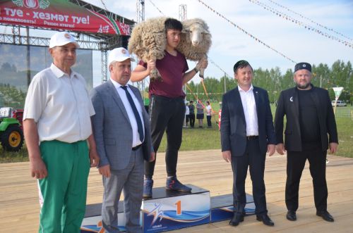 Батыр Сабантуя в Агрызе получил барана и мини-трактор
