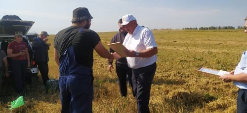 Сегодня на полях Агрызского района чествовали комбайнеров и их помощников