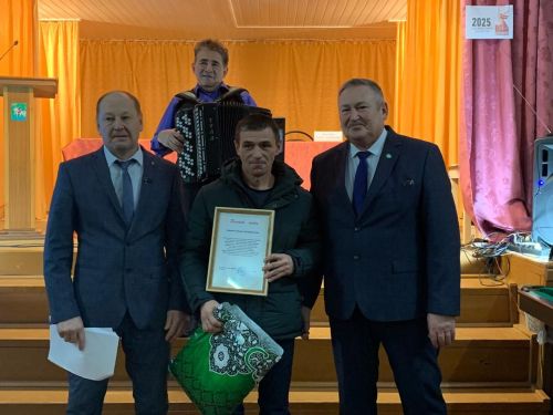 Девятерняда узган җыенда авыл халкы бүләкләнде