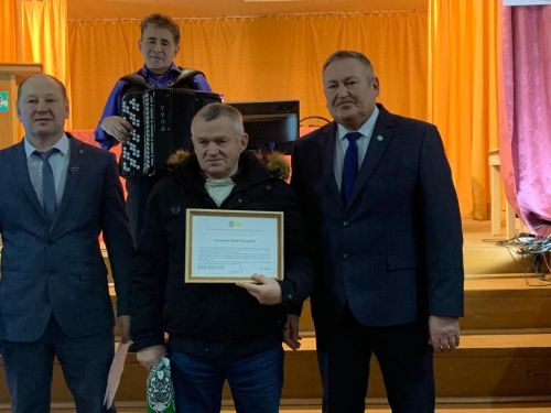 Девятерняда узган җыенда авыл халкы бүләкләнде
