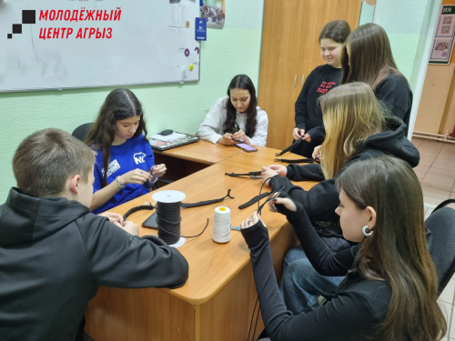 Активисты молодежного центра плетут браслеты выживания для бойцов СВО