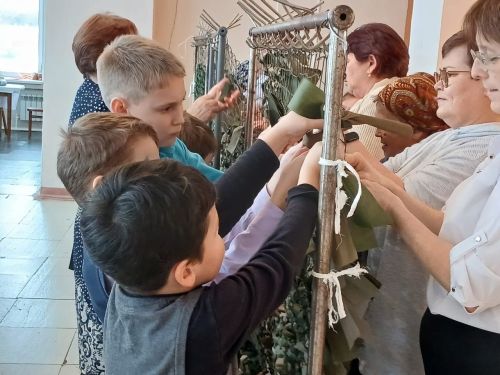 Ученики Красноборской школы посетили клуб волонтеров «Добрые сердца»