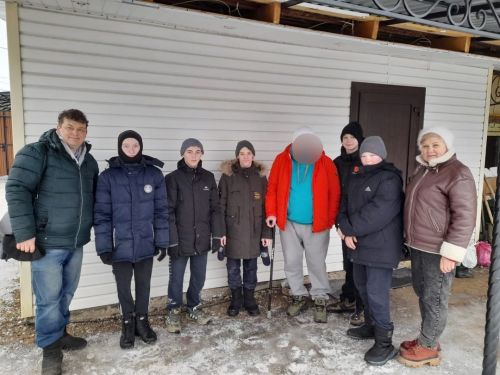 Сотрудники КЦСОН «Надежда» и школьники-волонтеры помогли участнику СВО
