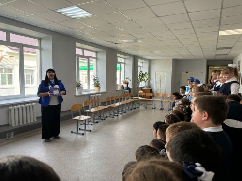 В Агрызской школе №2 первоклассников посвятили в юные пешеходы