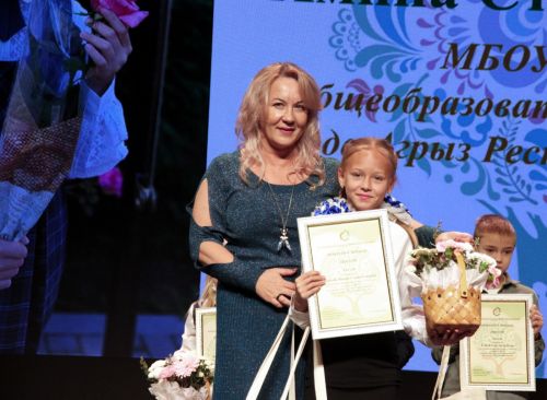 Әгерҗедән Әминә Рыкова “Минем шәҗәрәм” бәйгесендә җиңү яулады