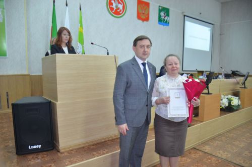Глава района Ленар Нургаянов вручил награды отличившимся агрызцам на совещании «Деловой вторник»