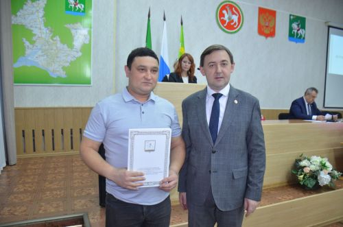 Глава района Ленар Нургаянов вручил награды отличившимся агрызцам на совещании «Деловой вторник»