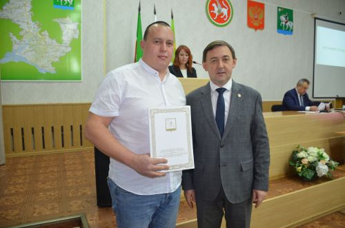 Глава района Ленар Нургаянов вручил награды отличившимся агрызцам на совещании «Деловой вторник»