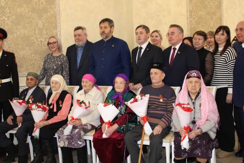 Олег Коробченко һәм Ленар Нургаянов бер төркем тыл ветераннарына юбилей медальләрен тапшырдылар