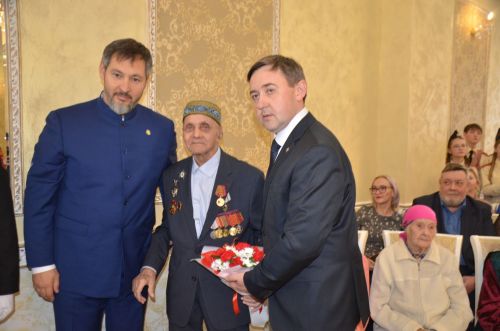 Олег Коробченко һәм Ленар Нургаянов бер төркем тыл ветераннарына юбилей медальләрен тапшырдылар