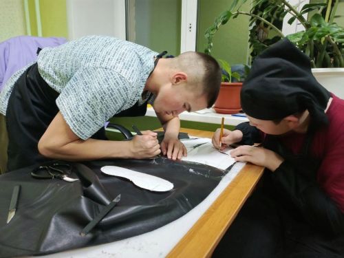 «Наз» приютында тәрбияләнүчеләр күннән аяк киеме тегү нечкәлекләренә төшенә