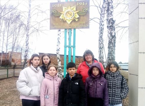 Экскурсия к Стене Памяти в Красном Боре тронула воспитанников приюта «Ласка» до глубины души