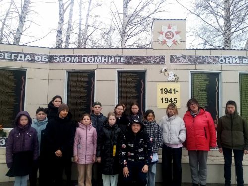 Экскурсия к Стене Памяти в Красном Боре тронула воспитанников приюта «Ласка» до глубины души