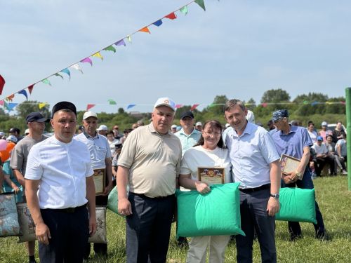 Исәнбай Сабан туенда кыр батырларын район башлыгы Ленар Нургаянов бүләкләде