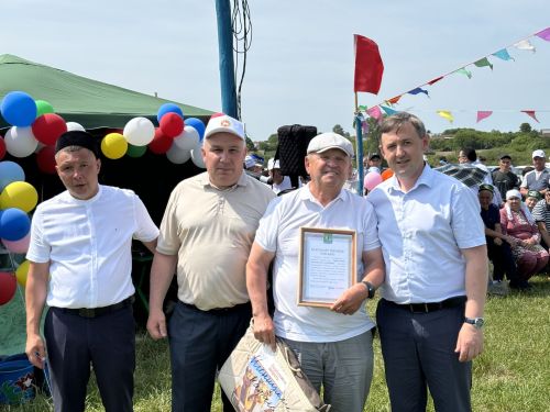 Исәнбай Сабан туенда кыр батырларын район башлыгы Ленар Нургаянов бүләкләде