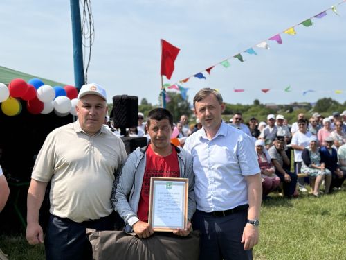 Исәнбай Сабан туенда кыр батырларын район башлыгы Ленар Нургаянов бүләкләде