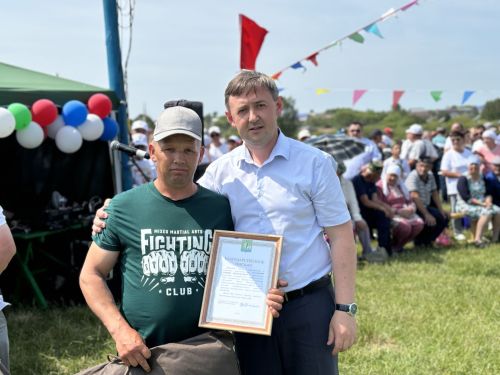 Исәнбай Сабан туенда кыр батырларын район башлыгы Ленар Нургаянов бүләкләде