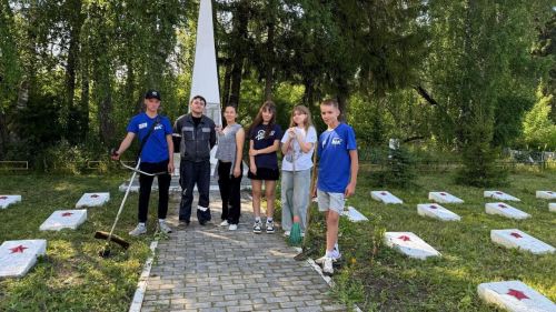 Яшь гвардиянең җирле бүлекчәсе активистлары «туганнар» зыяратында тәртип урнаштырдылар