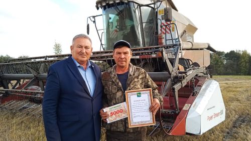 Югары күрсәткечләргә ирешкән комбайнчылар хөрмәтләнде