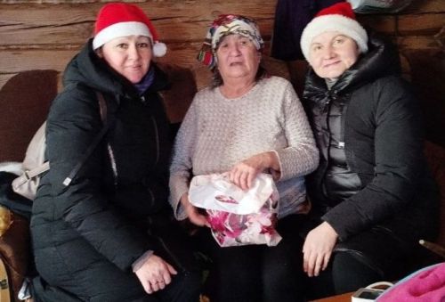 Салагышта волонтерлар өлкән буынга ярдәм итә