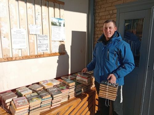 Красноборская библиотека получила в дар более двухсот художественных книг
