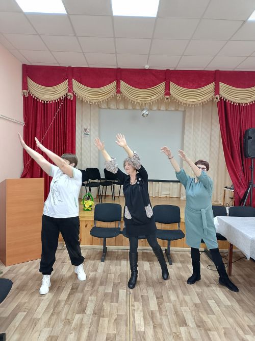 В Азеве для людей серебряного возраста организовали час танца «Ритм жизни»