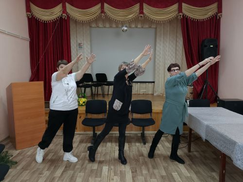 В Азеве для людей серебряного возраста организовали час танца «Ритм жизни»