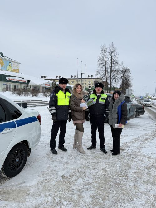 В Агрызе прошла акция «Цветы для автоледи»
