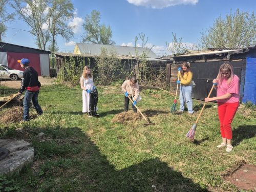 Чистота во дворе и тепло в душе: «Весенняя неделя добра» подарила заботу пожилым людям