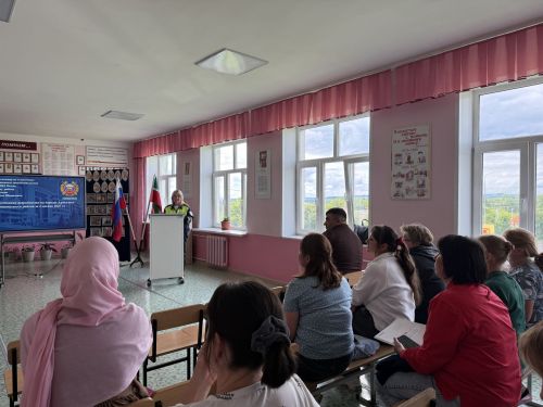 В Агрызском районе провели родительское собрание по профилактике детского дорожно-транспортного травматизма