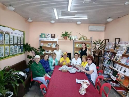 Участники «Активного долголетия» приготовили травяные чаи для отправки в зону СВО