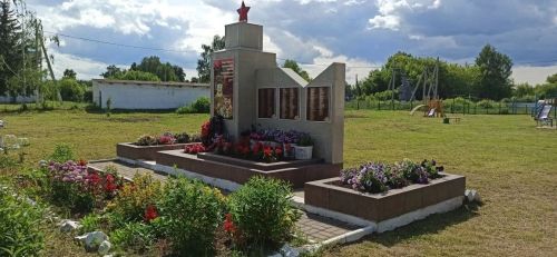 Иж-Бубый авылындагы обелиск чәчәкләргә күмелгән