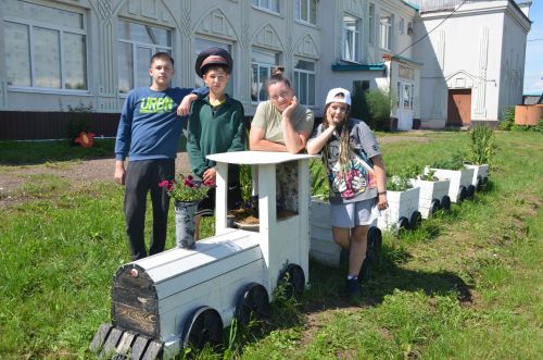 Паровоз, коляска и тюльпан из цветов: как преобразился школьный сад в Иж-Бобье