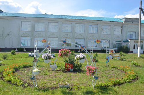 Паровоз, коляска и тюльпан из цветов: как преобразился школьный сад в Иж-Бобье