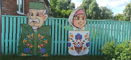 Паровоз, коляска и тюльпан из цветов: как преобразился школьный сад в Иж-Бобье