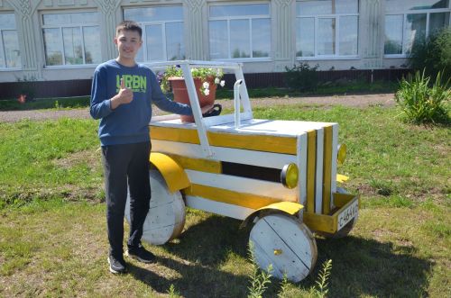 Паровоз, коляска и тюльпан из цветов: как преобразился школьный сад в Иж-Бобье